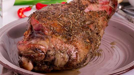 Αρνίσιο μπούτι μαριναρισμένο σε γιαούρτι και ούζο στον φούρνο