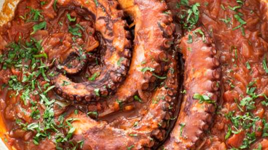 Χταπόδι ψητό με ντομάτα και ούζο 