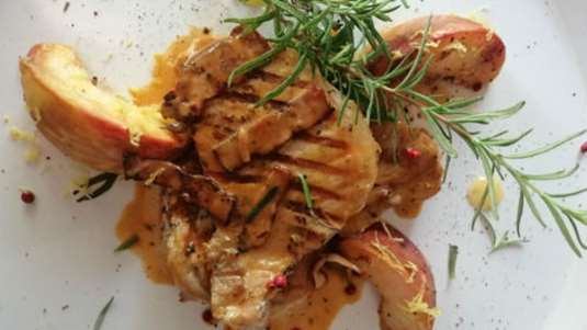 Χοιρινά μπριζολάκια με ροδάκινα και δεντρολίβανο