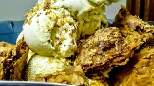 Παγωτό “γαλατόπιτα” με μπισκότο από φύλλο κρούστας