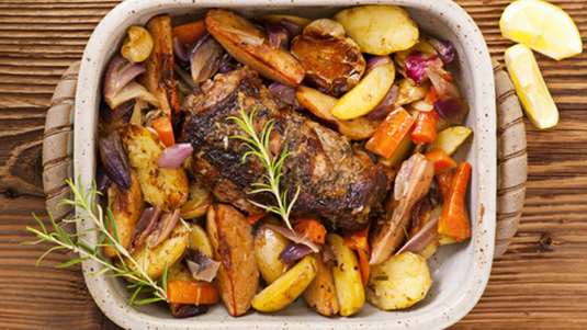 Αρνί ή κατσίκι με λαχανικά και πατάτες στον φούρνο 