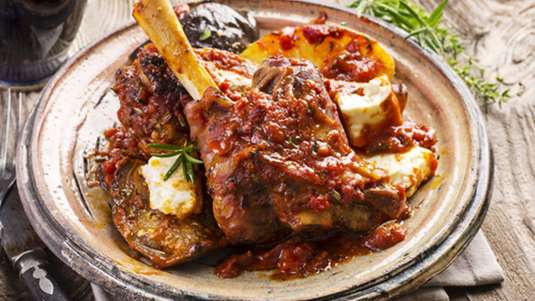 Αρνί με μελιτζάνες και τυρί  στην κατσαρόλα