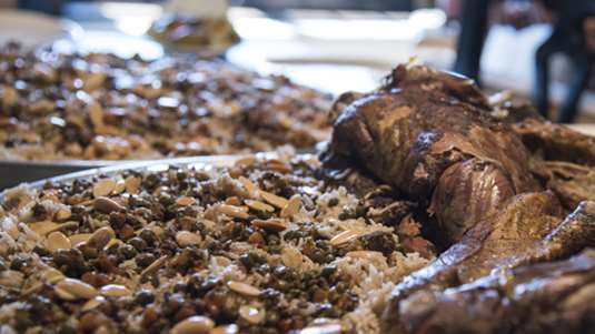 Αρνί ή κατσίκι γεμιστό με συκωταριά, ρύζι και αμύγδαλα στον φούρνο 