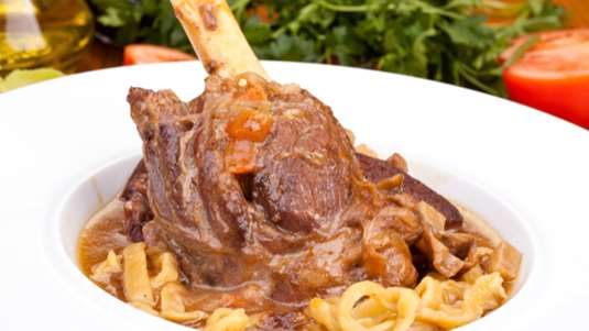 Αρνί κοκκινιστό με χυλοπίτες στην κατσαρόλα