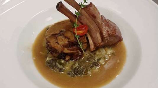 Αρνάκι με φρικασέ χορταρικών και ζωμό αρωματισμένο με θυμάρι