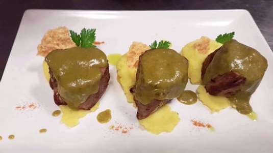 Χοιρινό φιλέτο γεμιστό με τυρί μετσοβόνε και σάλτσα τσιμιτσούρι