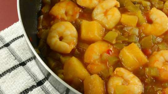 Γλυκόξινες γαρίδες με ανανά και πιπεριές 