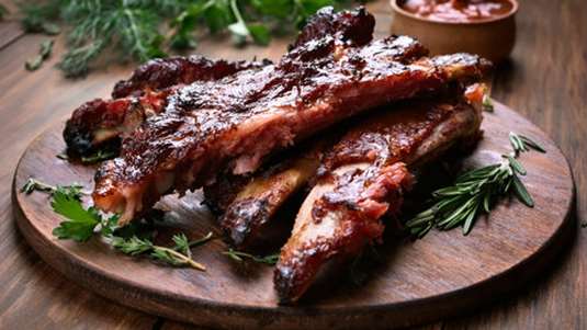 Χοιρινά spare ribs με γλυκόξινη σάλτσα ντομάτας 