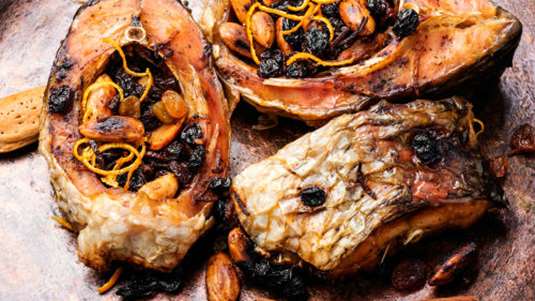 Τηγανητό ψάρι με γλυκόξινη σάλτσα λεμονιού, σταφίδες και μπαχαρικά