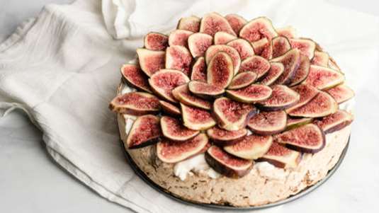 Μαρέγκα με αμύγδαλα, σαντιγί και φρέσκα σύκα 