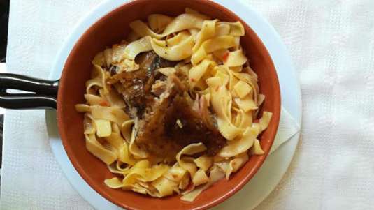 Αρνάκι με χυλοπίτες Μετσόβου στη γάστρα