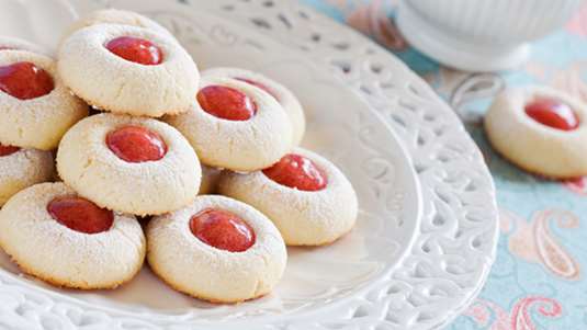 Μπισκότα αμυγδάλου με μαρμελάδα 