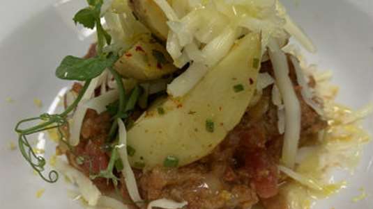 Κοκκινιστό με λεμονάτες πατάτες και γραβιέρα