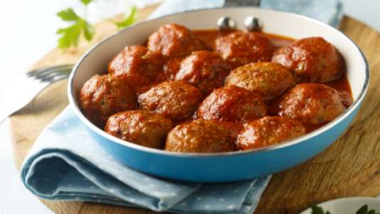 Κεφτέδες με αντζούγια και ξύσμα λεμονιού σε σάλτσα ντομάτα 