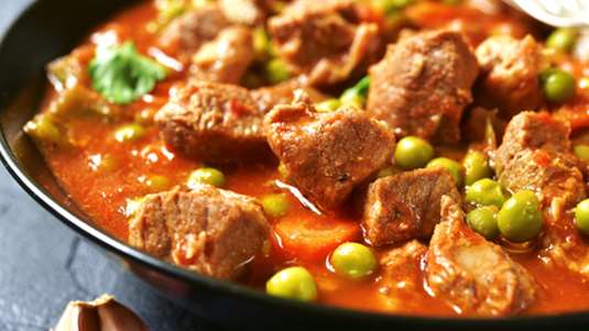 Μοσχάρι κοκκινιστό με αρακά και καρότα 