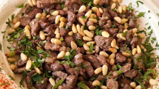 Χούμους με αρνίσιο κιμά και κουκουνάρι (Από την κουζίνα της Μέσης Ανατολής)