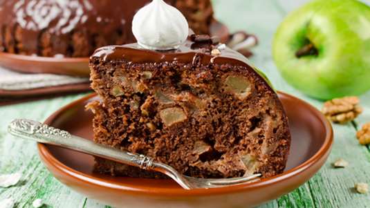 Κέικ σοκολάτα με μήλα και κρέμα βουτύρου σοκολάτα 