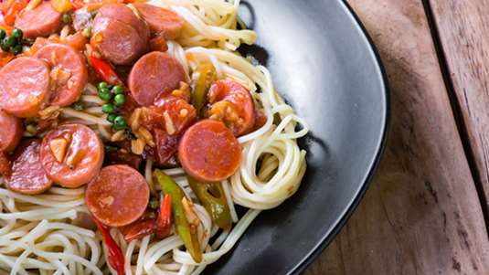 Σπαγγέτι με λουκάνικα και λαχανικά