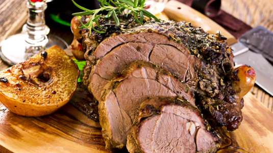 Αρνί με κρούστα από μπαχαρικά και βότανα και ψητά κυδώνια 