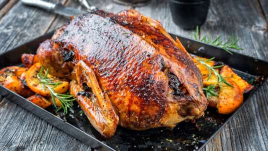 Κόκορας με κυδώνια, γλυκοπατάτες και πατάτες στο φούρνο 