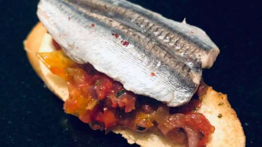 Μεσογειακή μπρουσκέτα με μαρινάτο γαύρο 