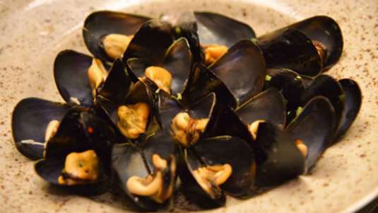 Μύδια αχνιστά με κρασί, κόλιανδρο και σκόρδο