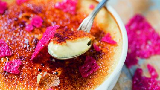 Κρεμ Μπρυλέ με ταχίνι και σμέουρα από τον Ανδρέα Μαυρομμάτη