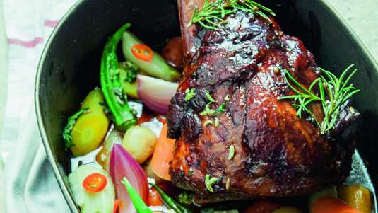 Μοσχαρίσιο κότσι μπρεζέ με ελιές Καλαμών, λαχανικά εποχής α λα γκρεκ 