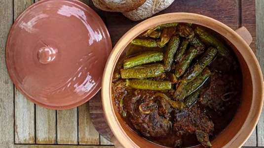 Κατσίκα με κολοκυθάκια & ντομάτα στη γάστρα