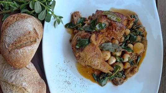 Πετεινός με ασκορδουλάκους, αγριαγκιναράκια, γλιστρίδα & δαφνόφυλλα