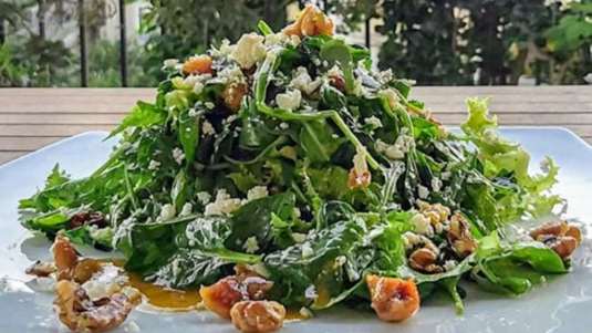 Σαλάτα με αντίδια, ρόκα, σπανάκι, ξερά σύκα, καρύδια και ξινομυζήθρα