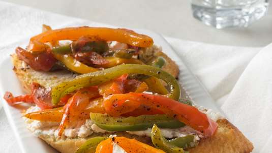 Μπρουσκέτες με Ψητές Πιπεριές και Ξινομυζήθρα