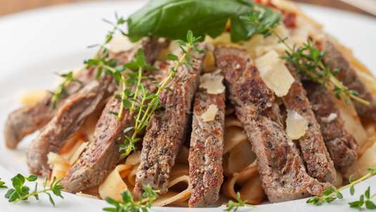 Ζυμαρικά με Μπριζόλες Ριγανάτες