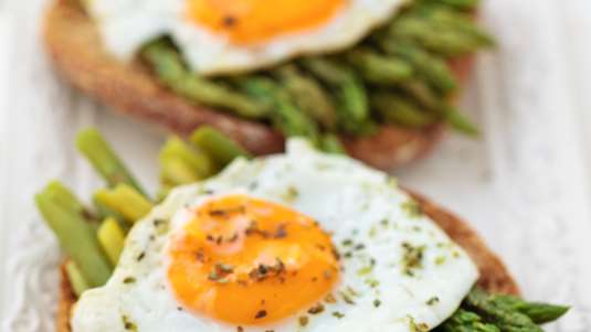 Σάντουιτς με Αυγό, Σπαράγγια και Παρμεζάνα