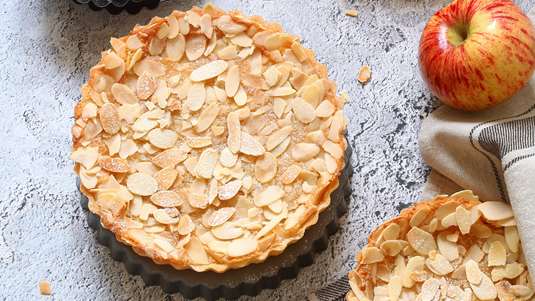 Μηλόπιτα με Μαρέγκα Φουντουκιού ή Αμυγδάλου