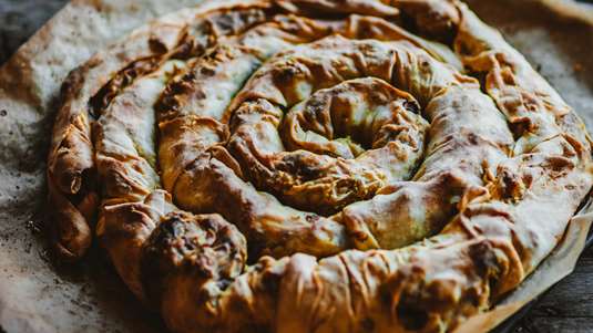 Πίτα-Μπουρέκι με Πατάτες, Κολοκύθια και Μυζήθρα