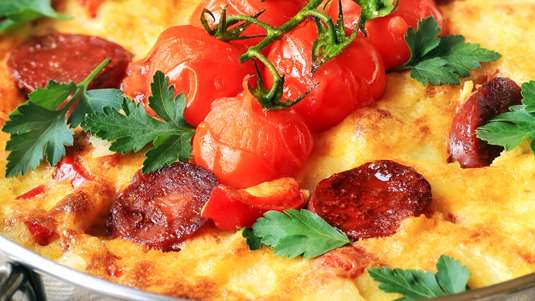 Ομελέτα με Λουκάνικα και Ντομάτα