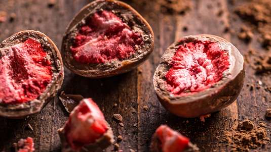 Τρούφες Φραουλένιες με Καρύδι