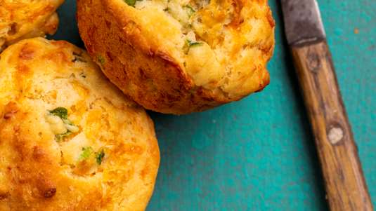 Μικρά Κέικ Καλαμποκιού με Τυρί Φέτα