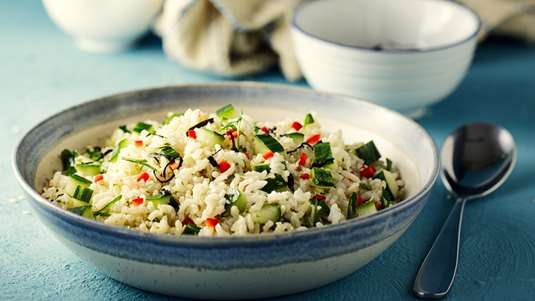 Ρύζι με Λαχανικά και Σάλτσα Γιαουρτιού