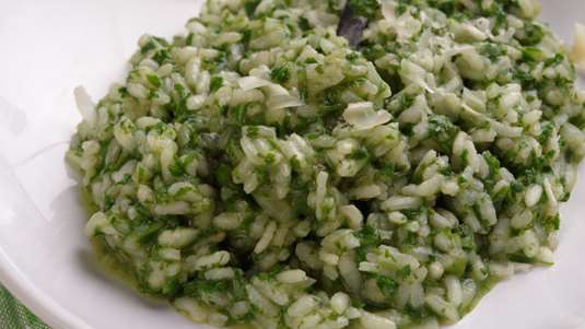 Σπανακόρυζο στο Φούρνο με Αυγά και Ανθότυρο