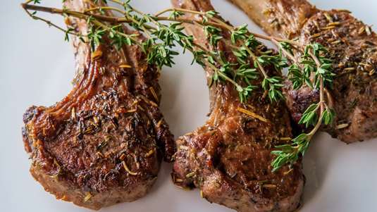 Αρνίσια Παϊδάκια με Τζίντζερ, Σκόρδο και Χυμό Λεμονιού