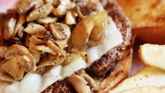 Cheeseburger με Χαλούμι, Μανιτάρια και Chili Sauce