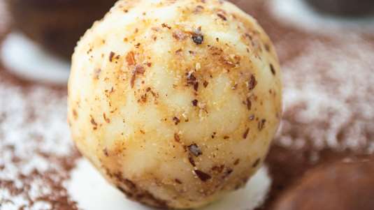 Χαλβαδο-Τρουφάκια με Κουκουνάρι