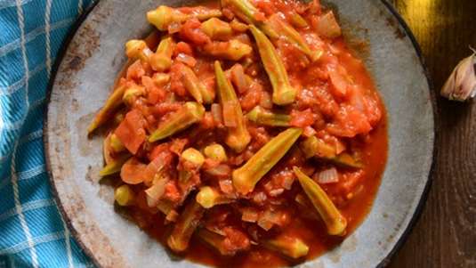 Κοτόπουλο με Μπάμιες στο Φούρνο