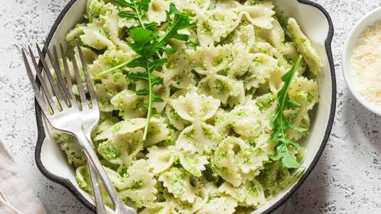 Φαρφάλες με Μπρόκολο, Σπανάκι και Σταφίδες