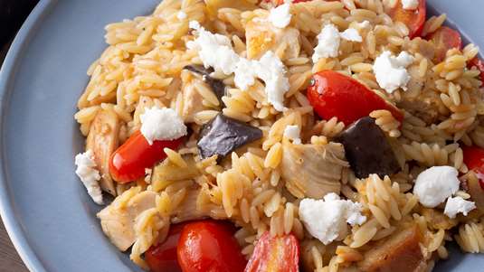 Κριθαράκι με Κοτόπουλο, Μελιτζάνα και Ανθότυρο