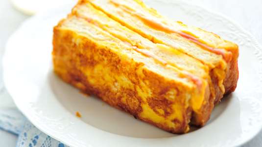 Αφράτη Πιτούλα με Τυρί και Φρυγανιές