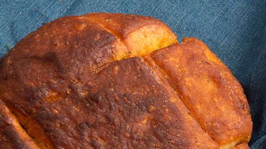 Ψωμί Γεμιστό με Αμύγδαλα και Σαφράν