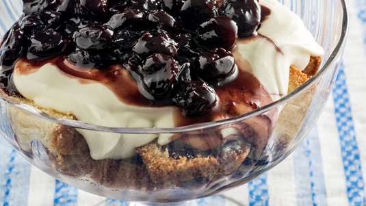 Trifle με Γλυκό Βύσσινο